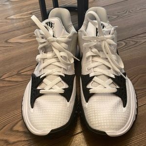 Practically Brand New Men’s Kyrie 4 basketball shoes!!!!!!